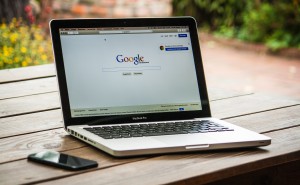 Czy Google i Allegro słusznie faworyzują swoje serwisy? Komentarz eksperta